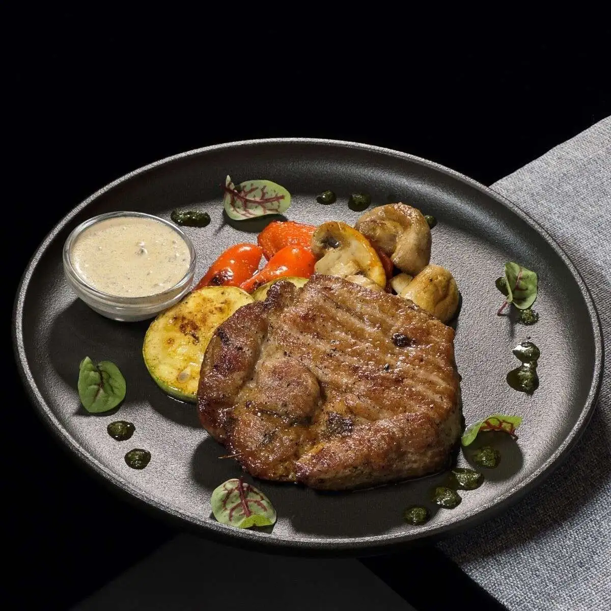 Стейк из свиной шеи с картофельными дольками и с Перечным соусом