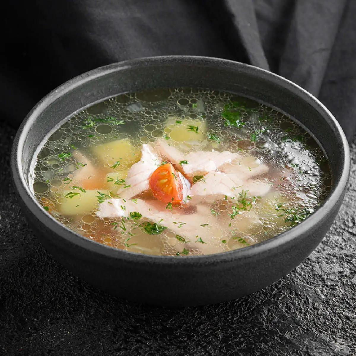 Суп Уха с лососем, иреской и чесночными гренками
