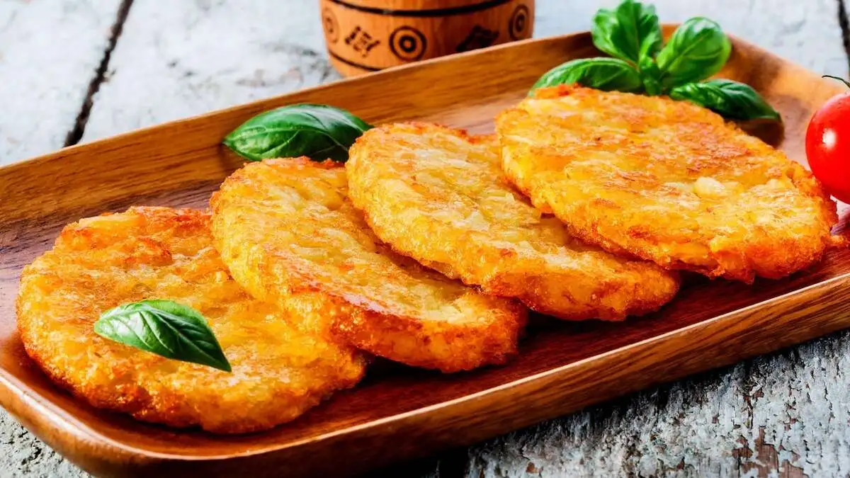 Картофельные драники со сметаной и зеленью