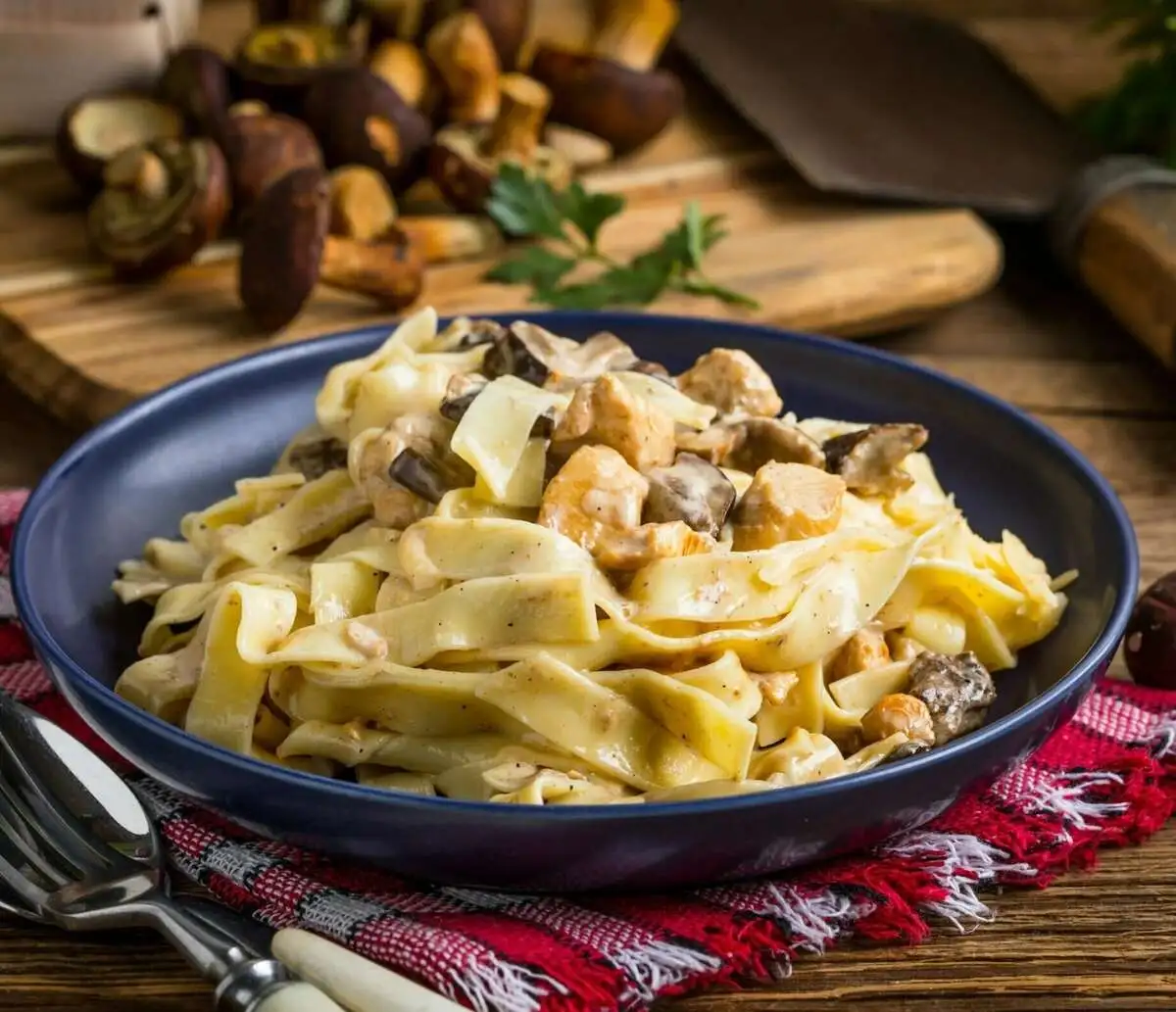 Паста с курицей и грибами