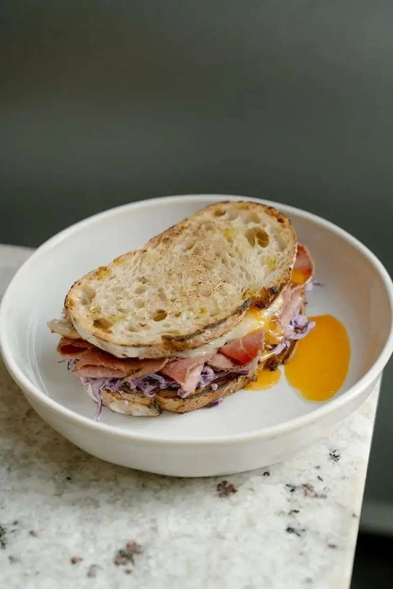 Сэндвич с пастрами и трюфельным маслом 
