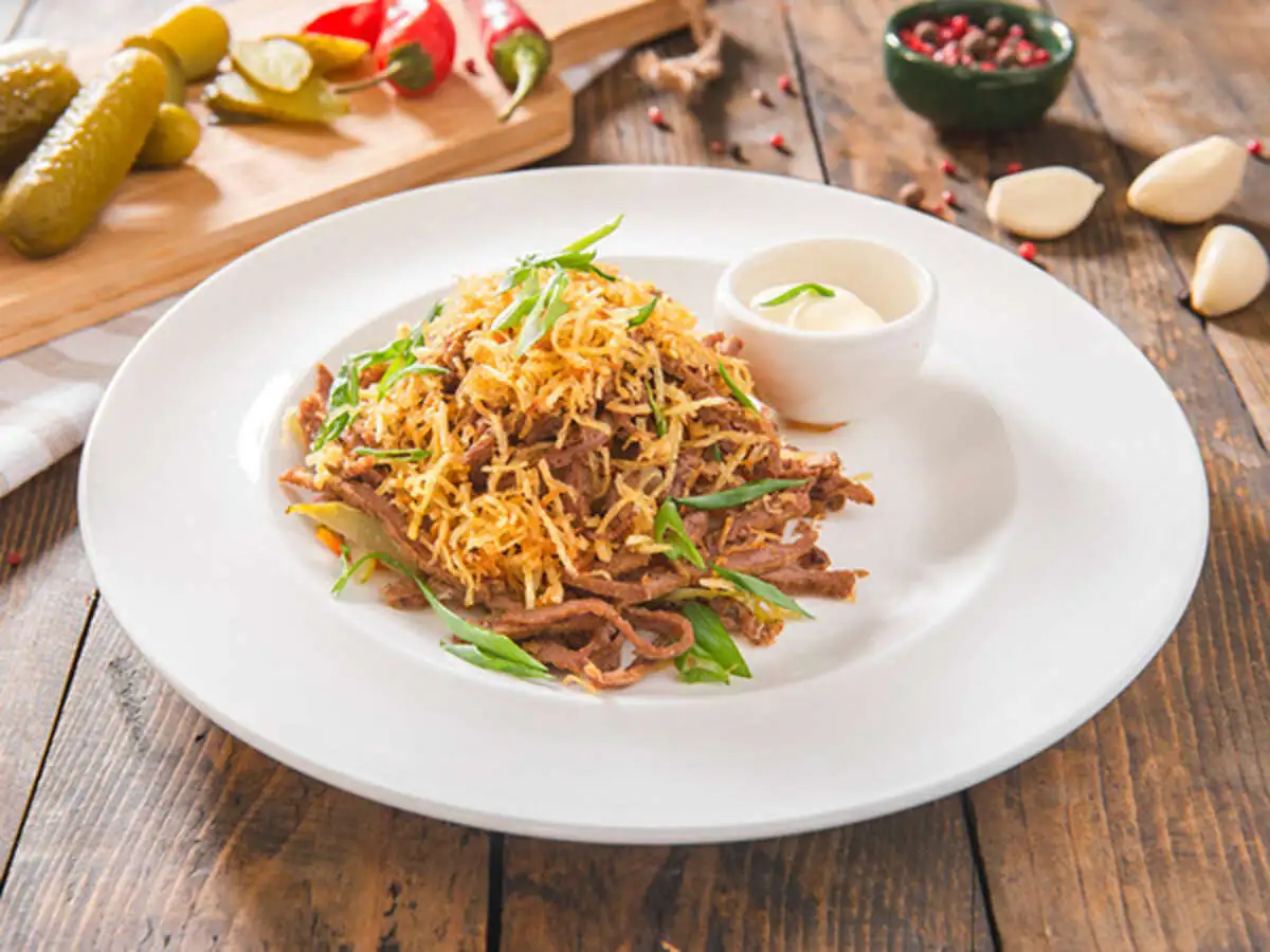 Салат с печеночным блинчиком и корнишонами  (бизнес-ланч)