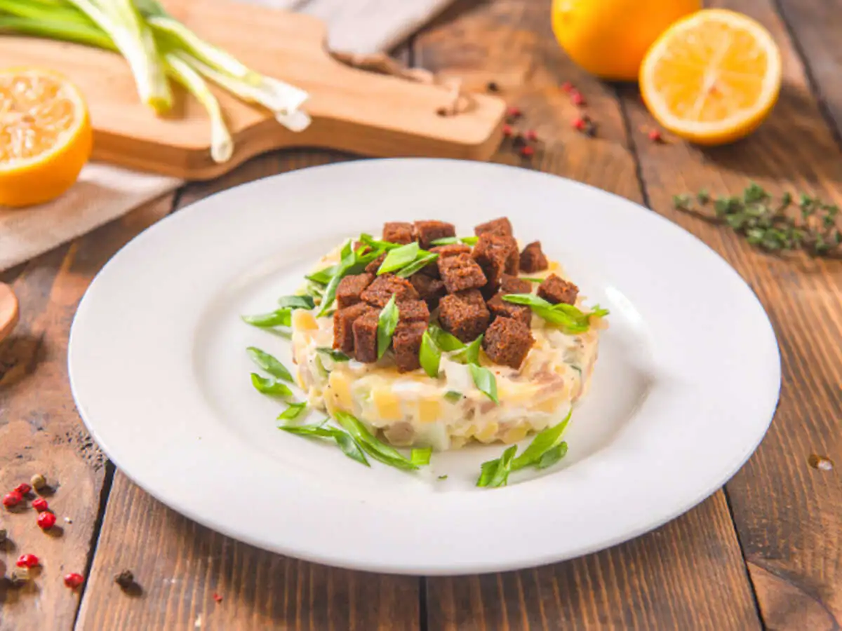 Салат с маринованной скумбрией  (бизнес-ланч)