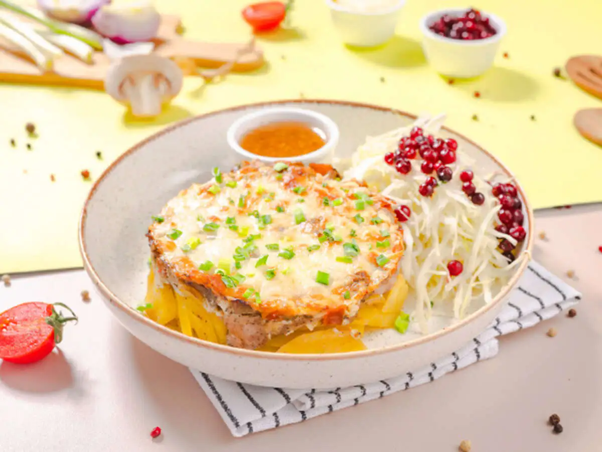 Мясо по-французски с белыми грибами