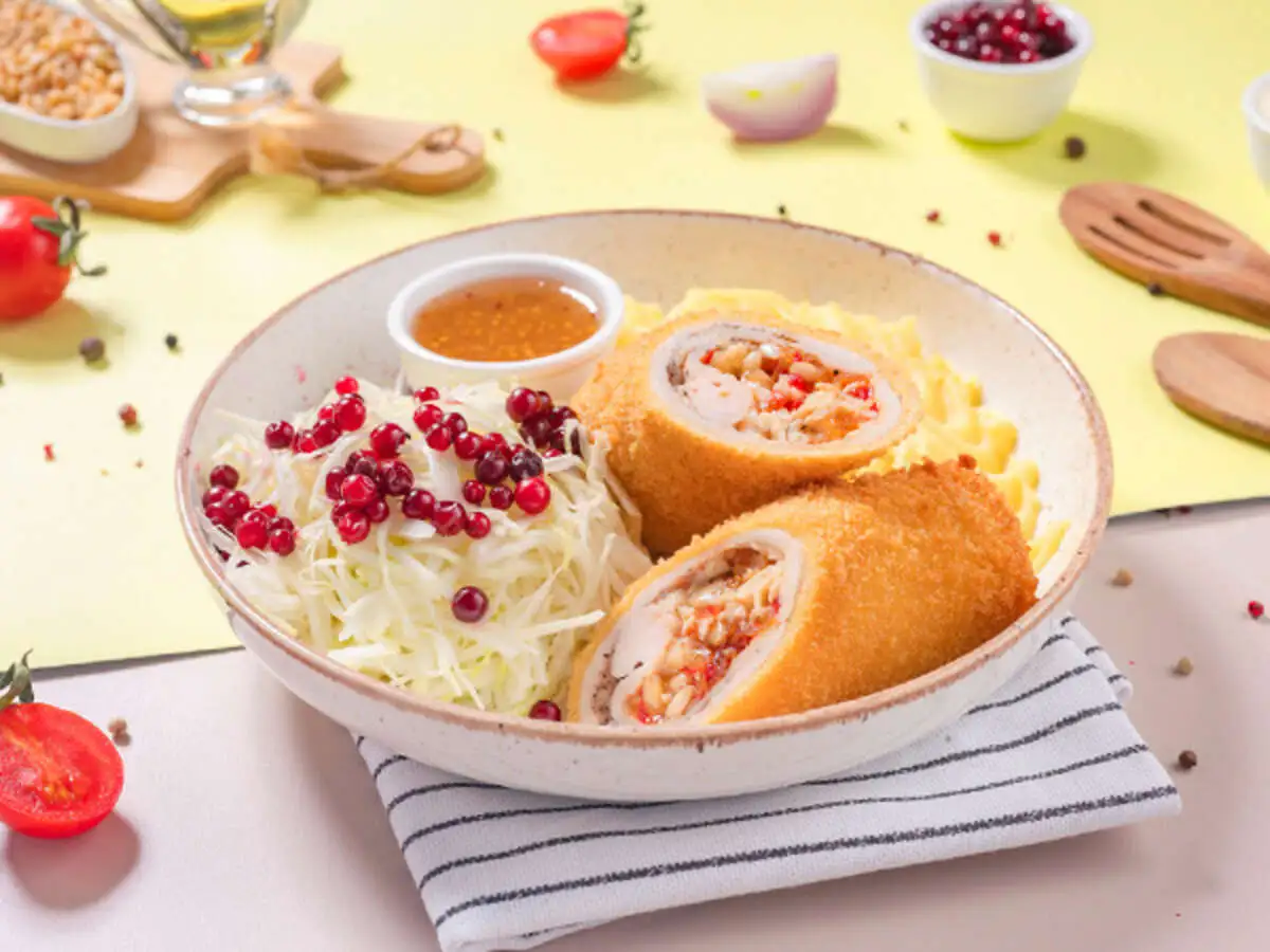 Куриный рулетик с кедровыми орешками