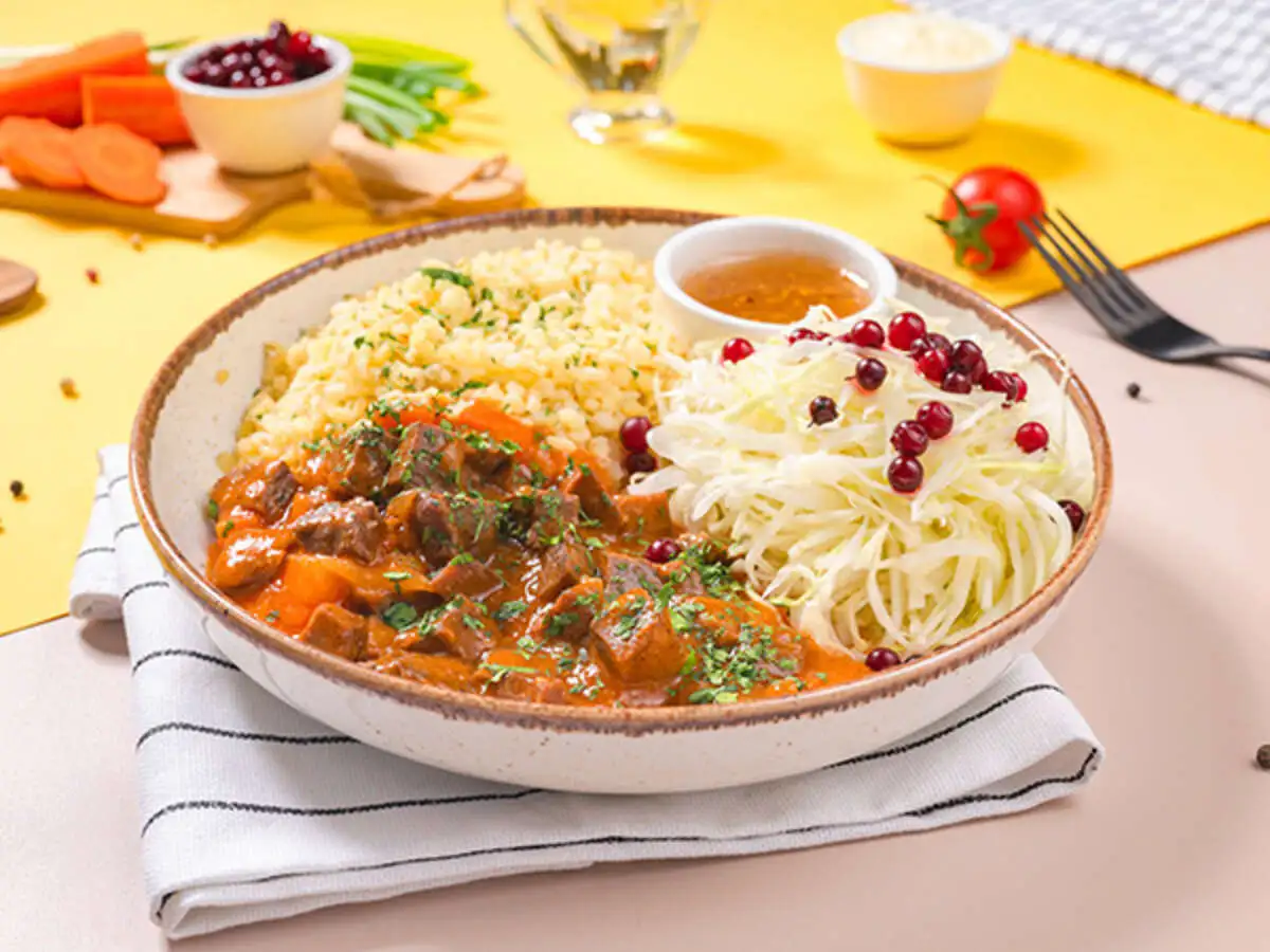 Гуляш из говядины с булгуром