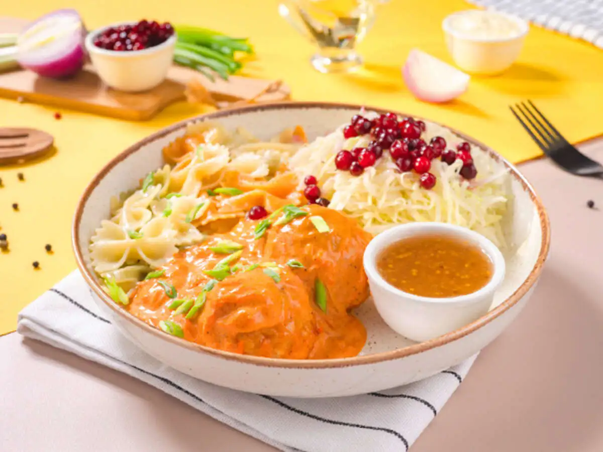 Тефтели из курицы с макаронами в томатном соусе