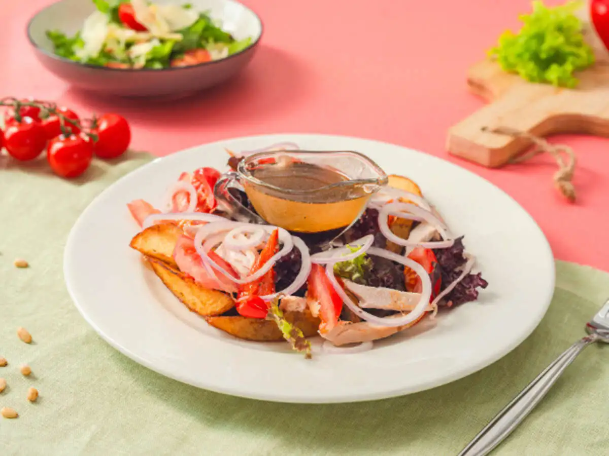 Салат с копченой курицей и томленым картофелем