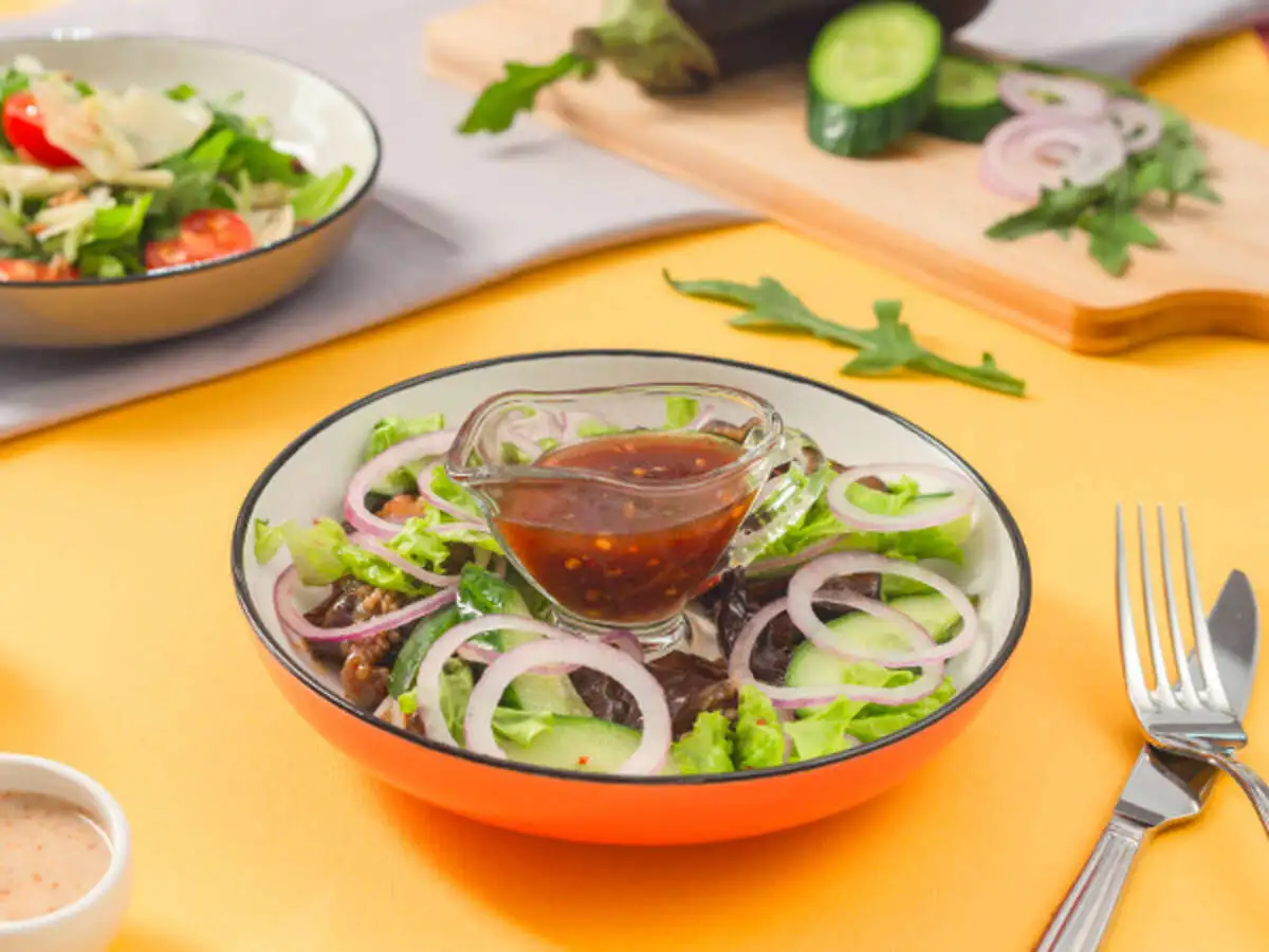 Салат с маринованными баклажанами