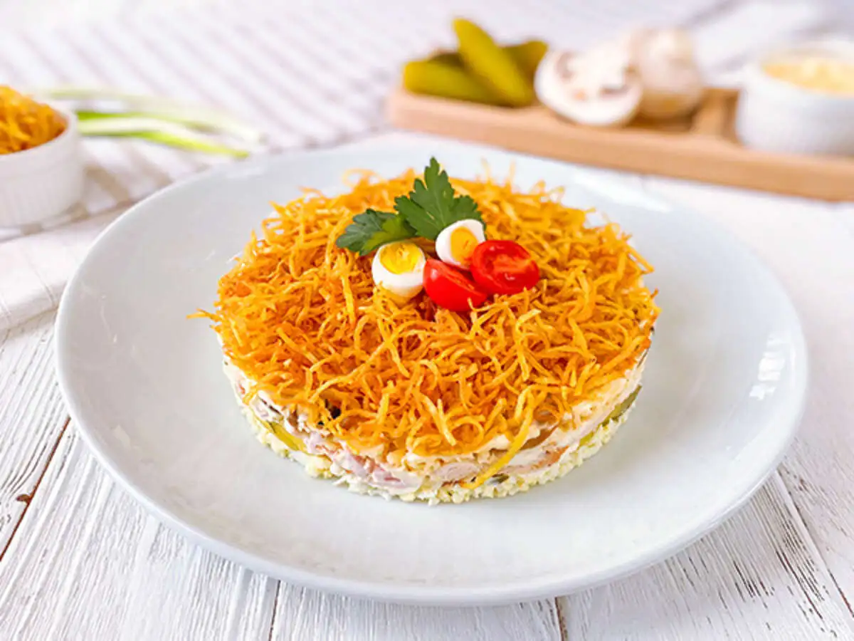 Салат с копченой курицей и картофелем пай