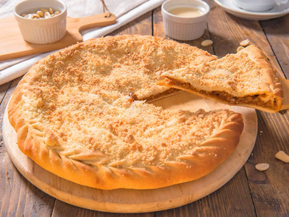 Пирог со сгущенкой и арахисом