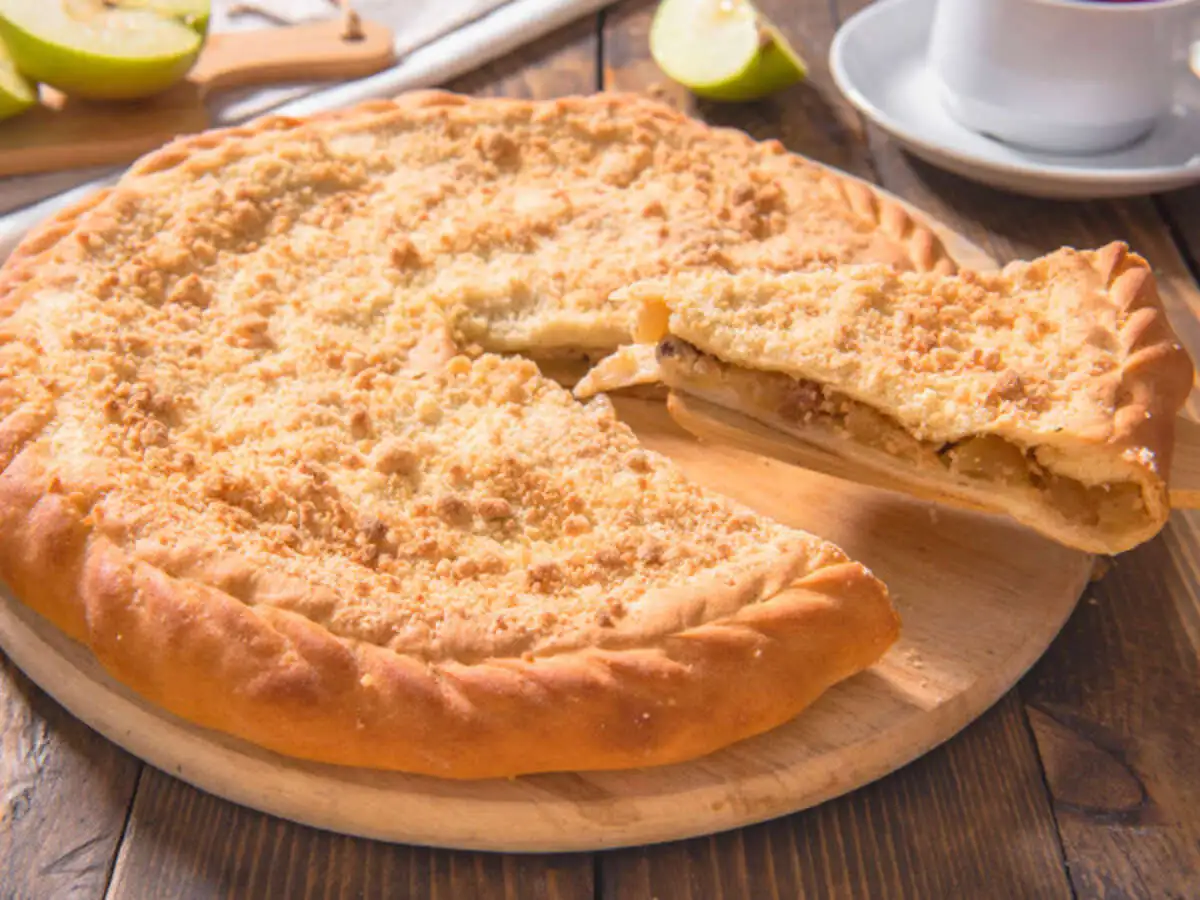 Пирог с яблоками и изюмом
