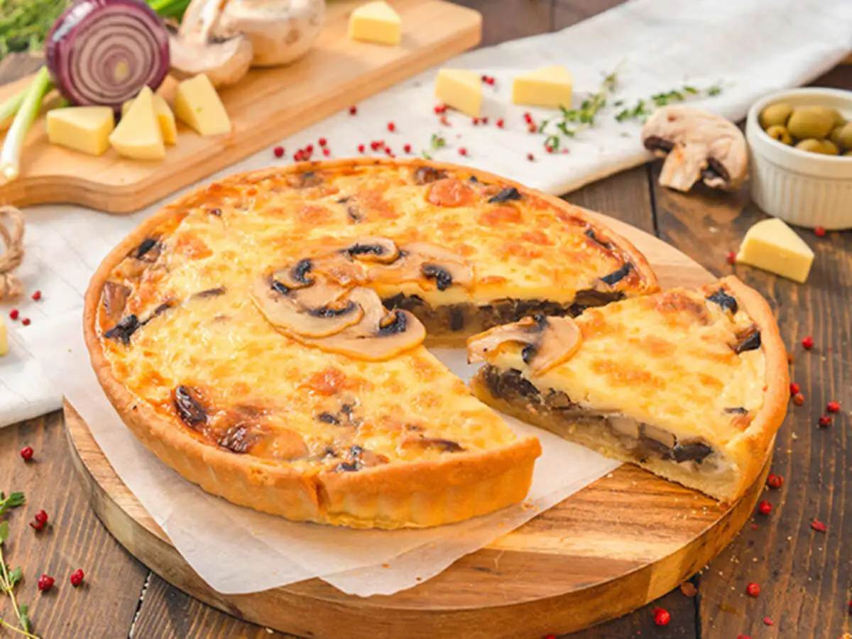 Киш с лесными грибами
