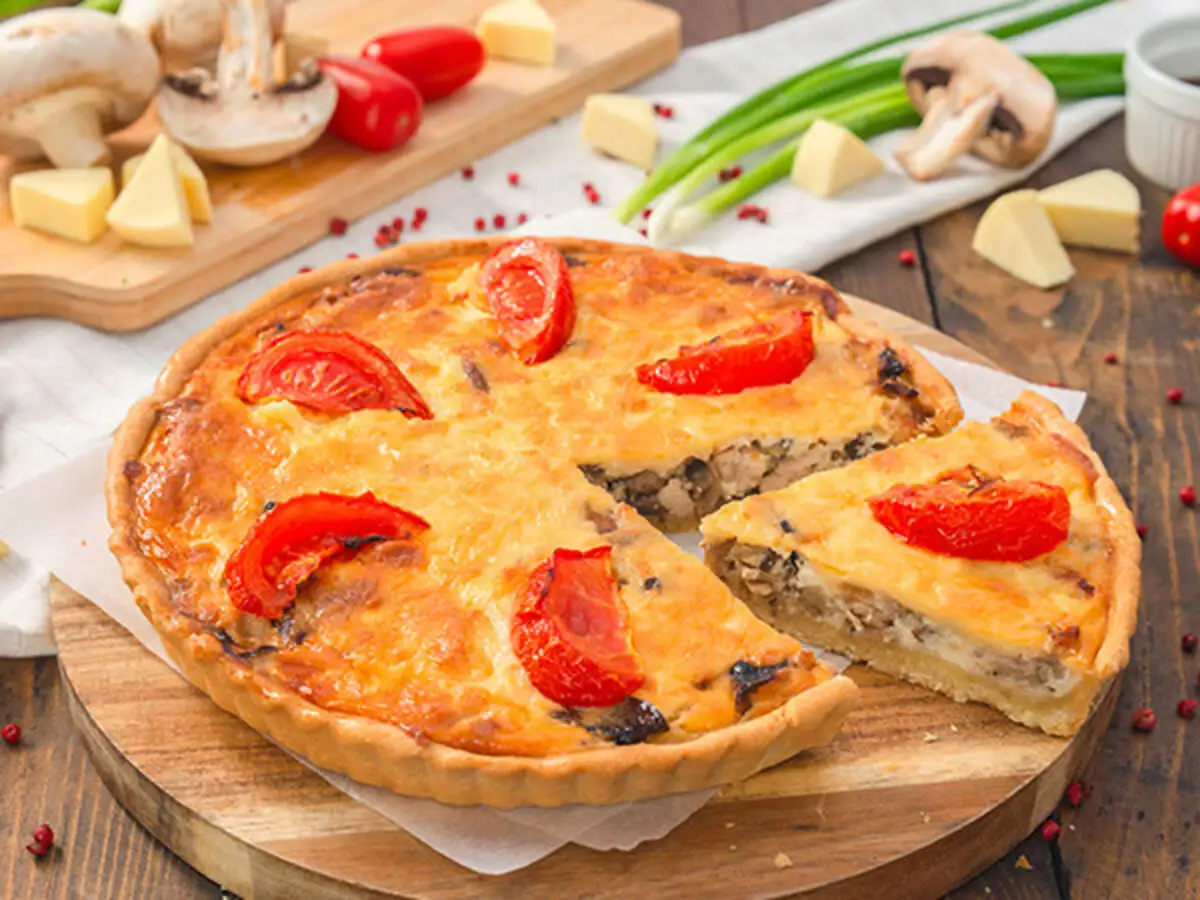 Киш с куриным филе и шампиньонами