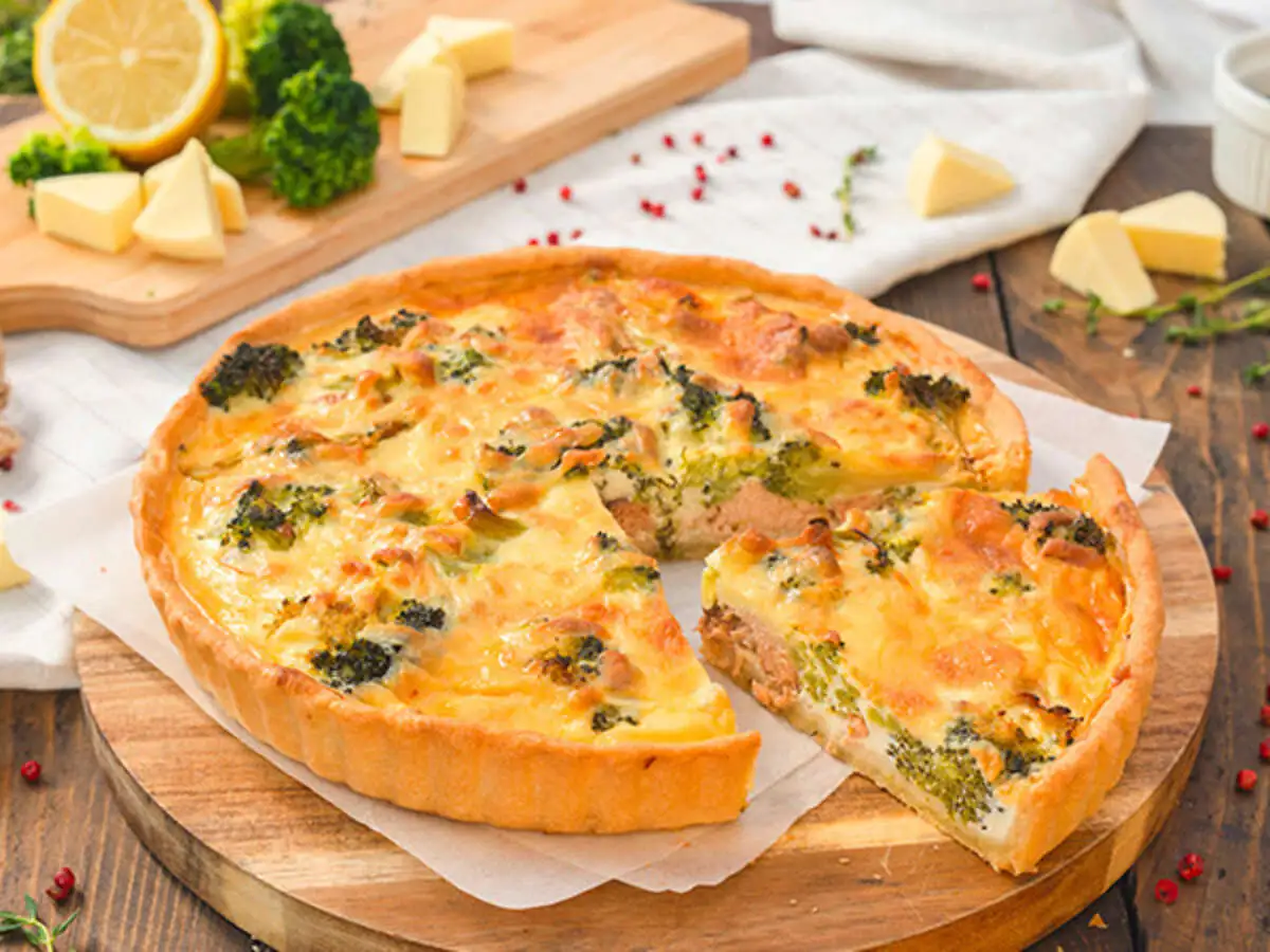 Киш с красной рыбой, моцареллой и брокколи