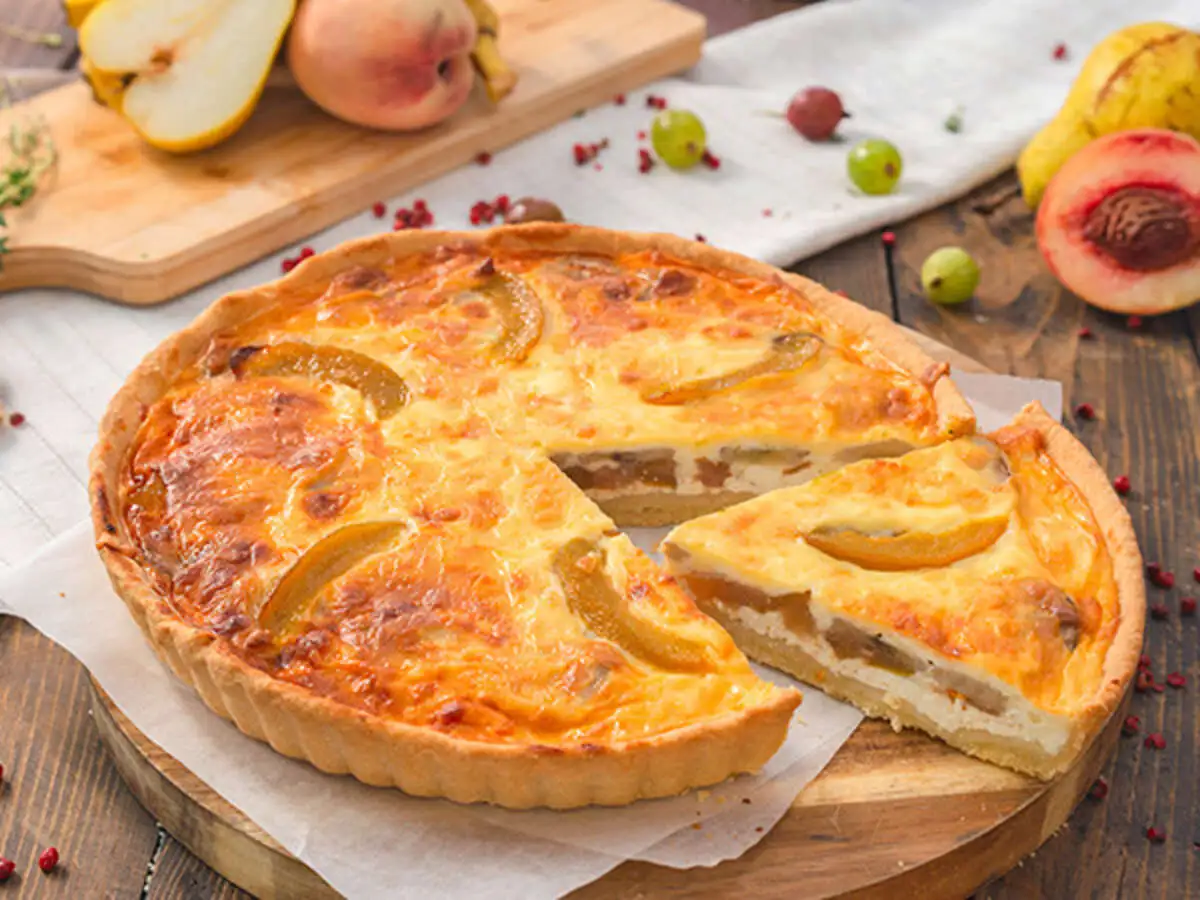 Киш с карамелизированной грушей, бананом и творогом