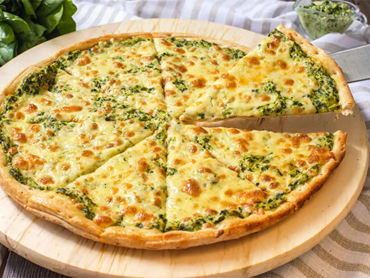 Пицца с курицей и шпинатом