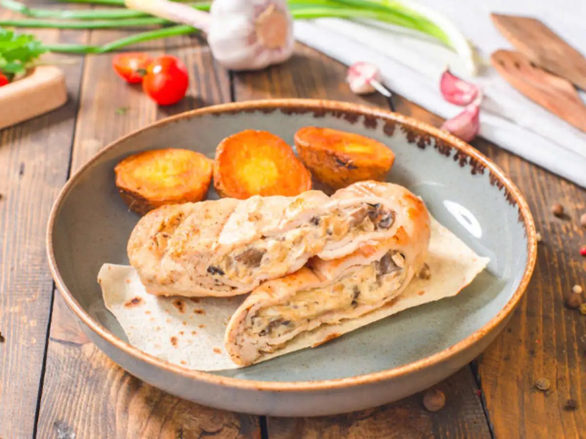 Куриный рулетик с грибами и сыром