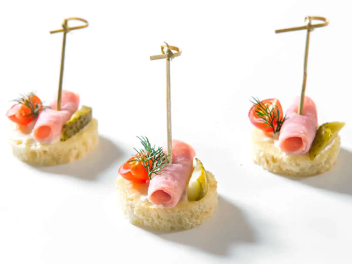 Канапе с ветчиной черри и корнишонами