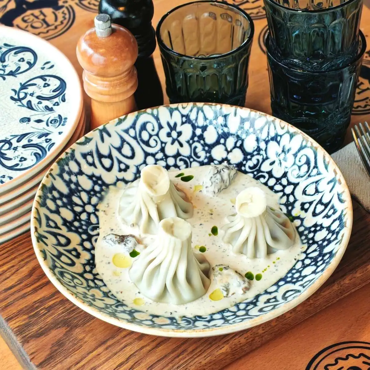Хинкалиони с говядиной с соусом из сморчков