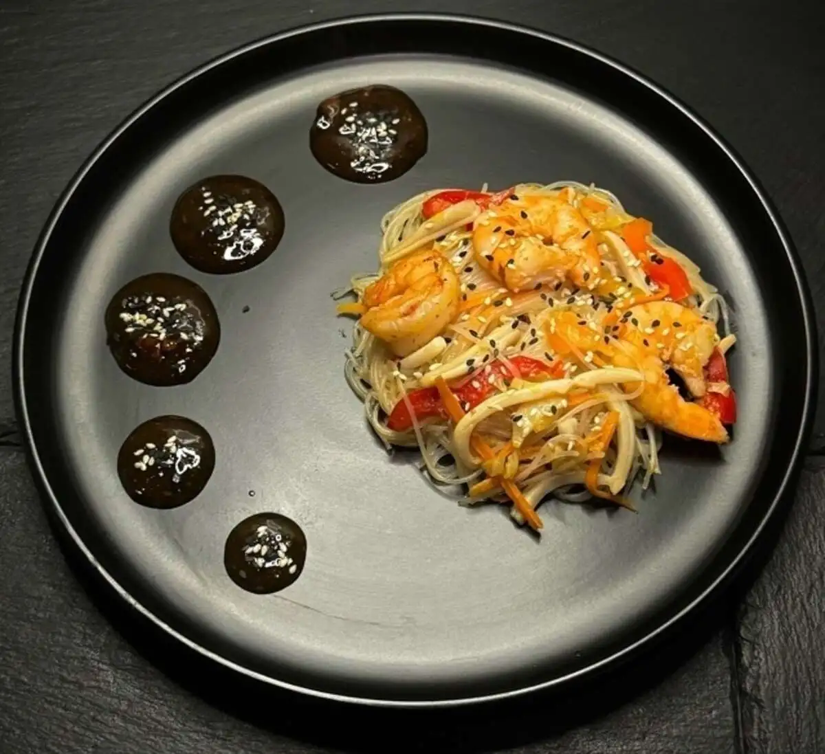 WOK с фунчозой и морепродуктами в соусе Pad Thai