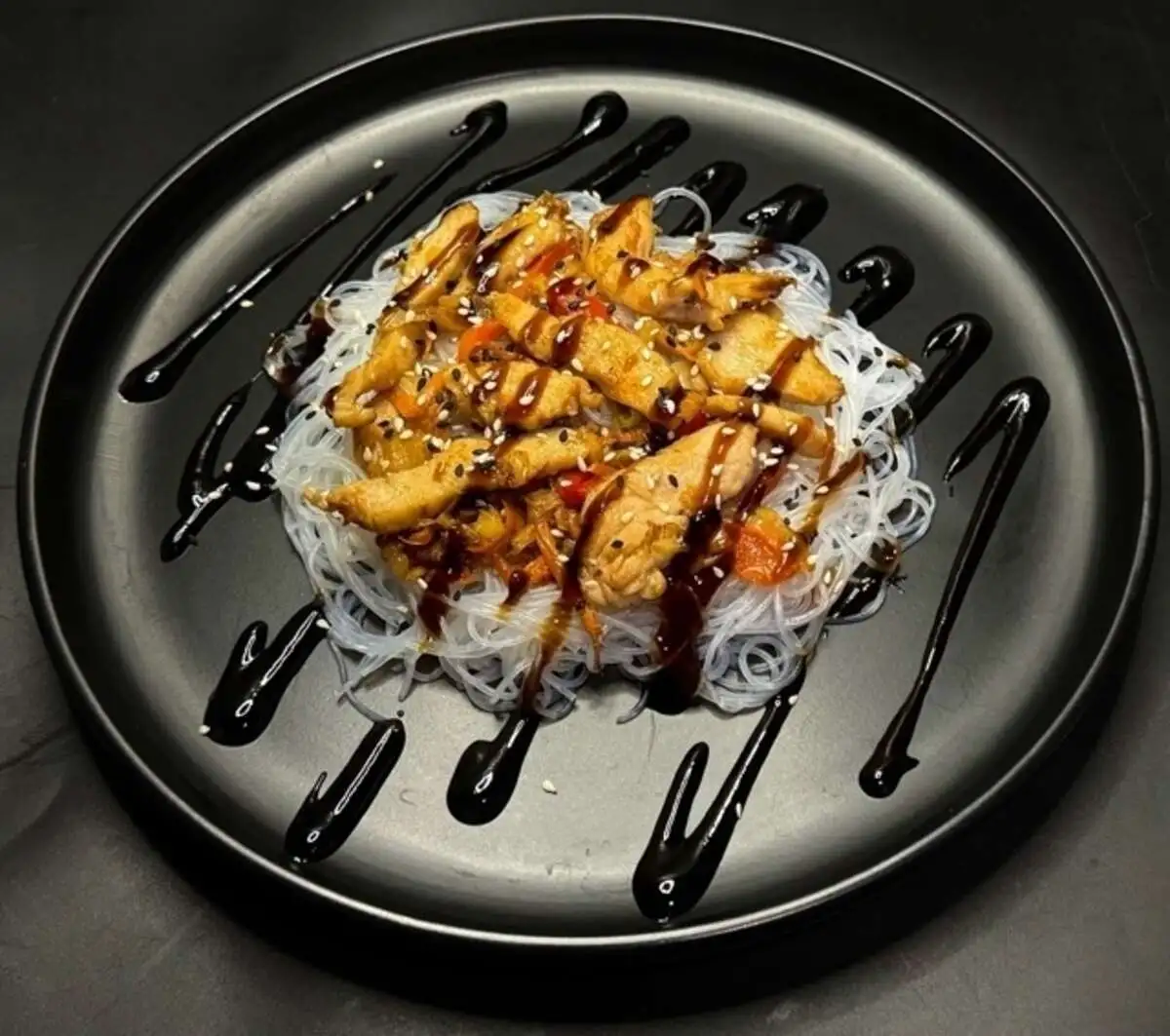 WOK с курицей, фунчозой и овощами в соусе терияки 