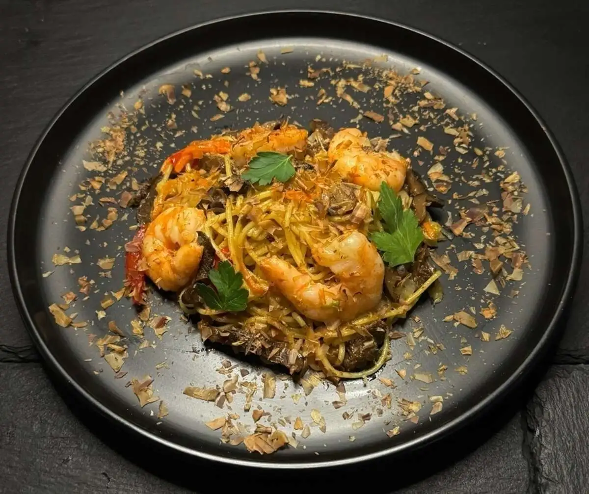 WOK с креветками и яичной лапшой в соусе Pad Thai 