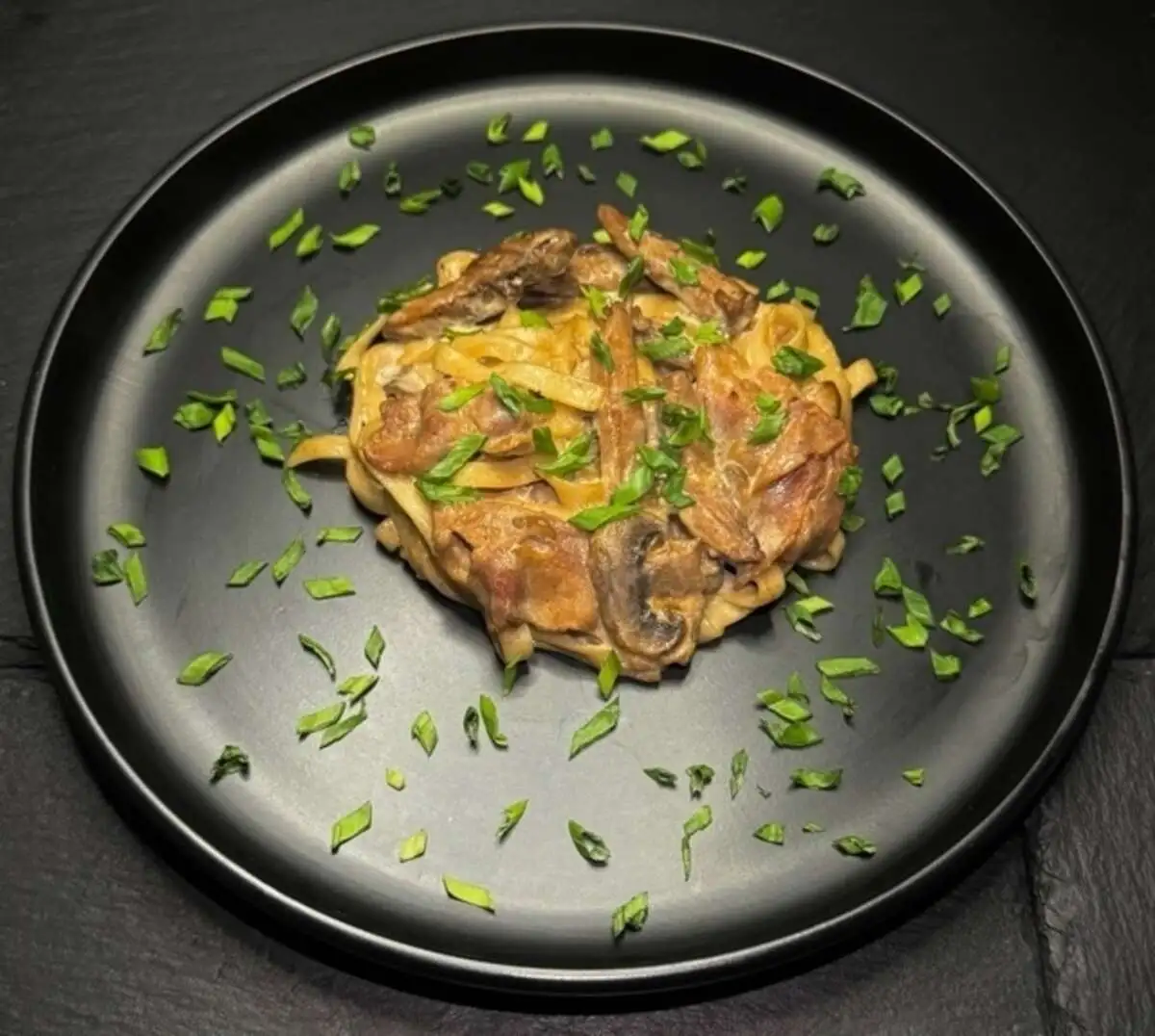 WOK с беконом, курицей и грибами в соусе сливочный терияки