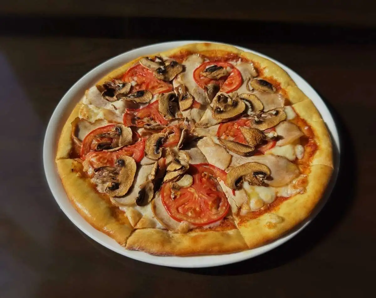 Пицца с курицей и грибами/Pizza with chicken and mushrooms