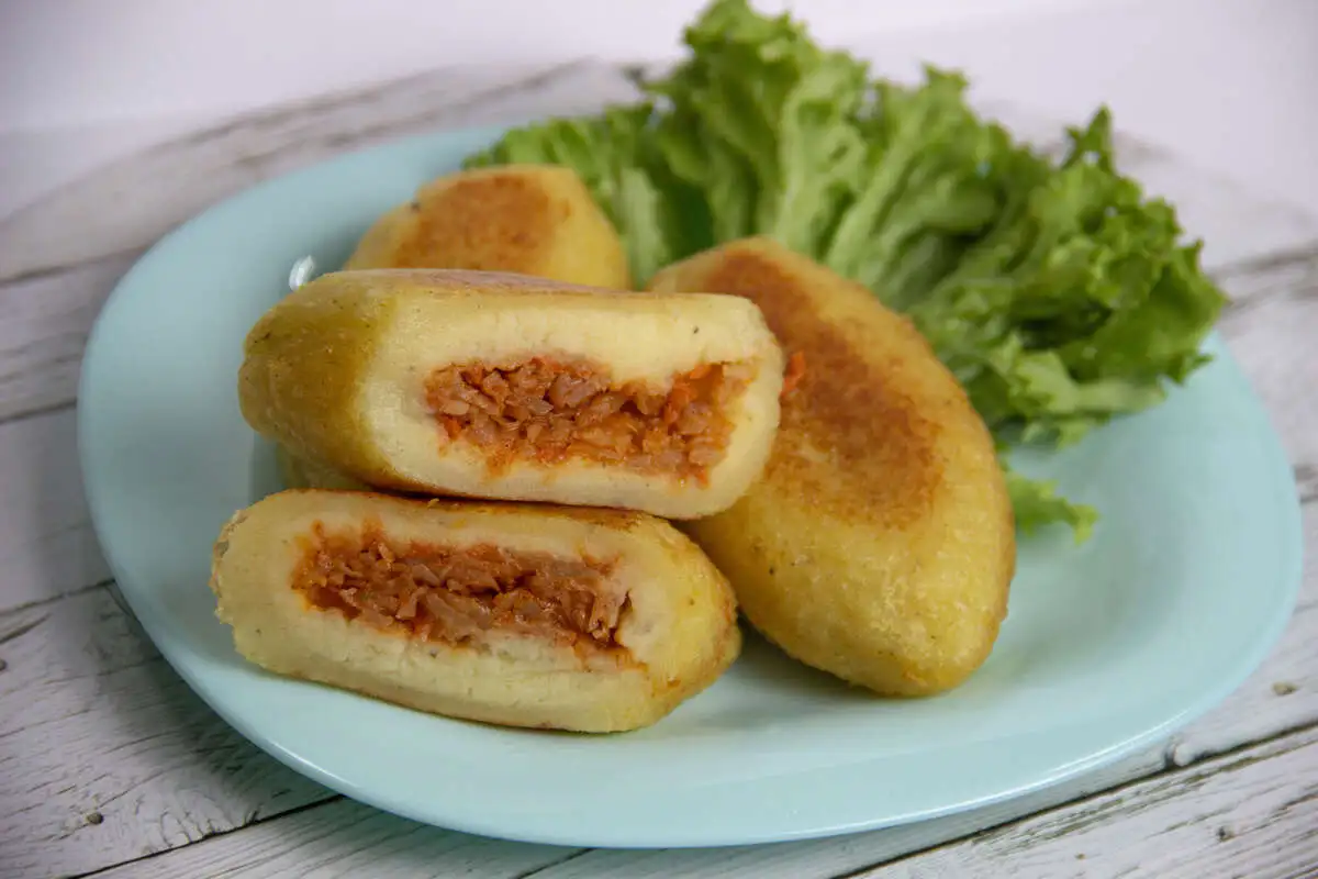 Зразы картофельные с тушеной капустой
