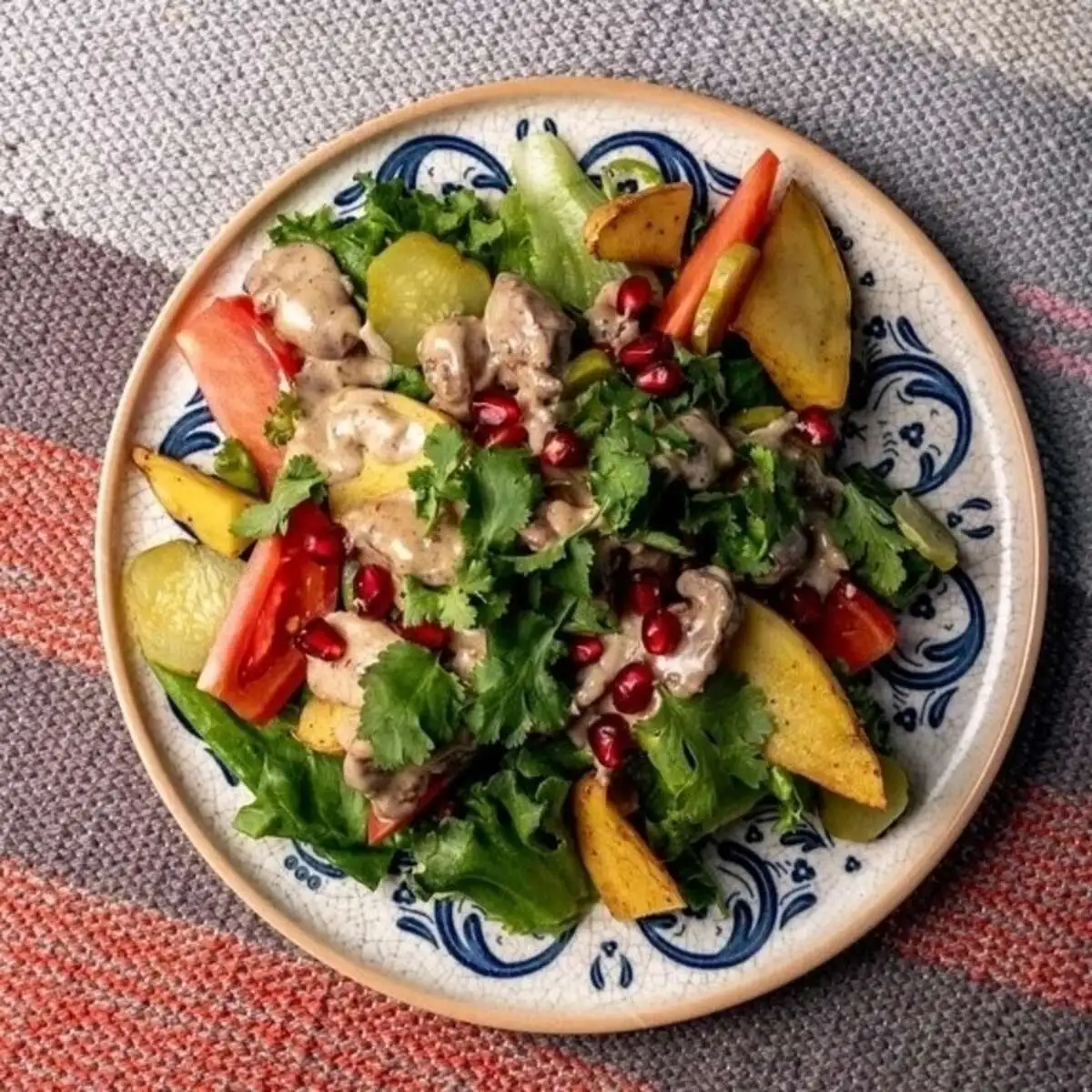 Салат с куриной печенью в сливочном соусе