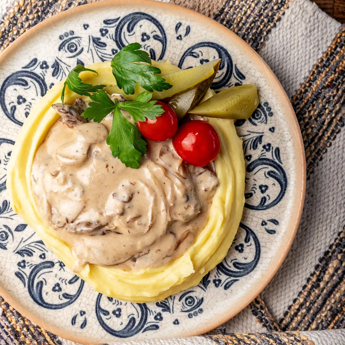 Бефстроганов с картофельным пюре 