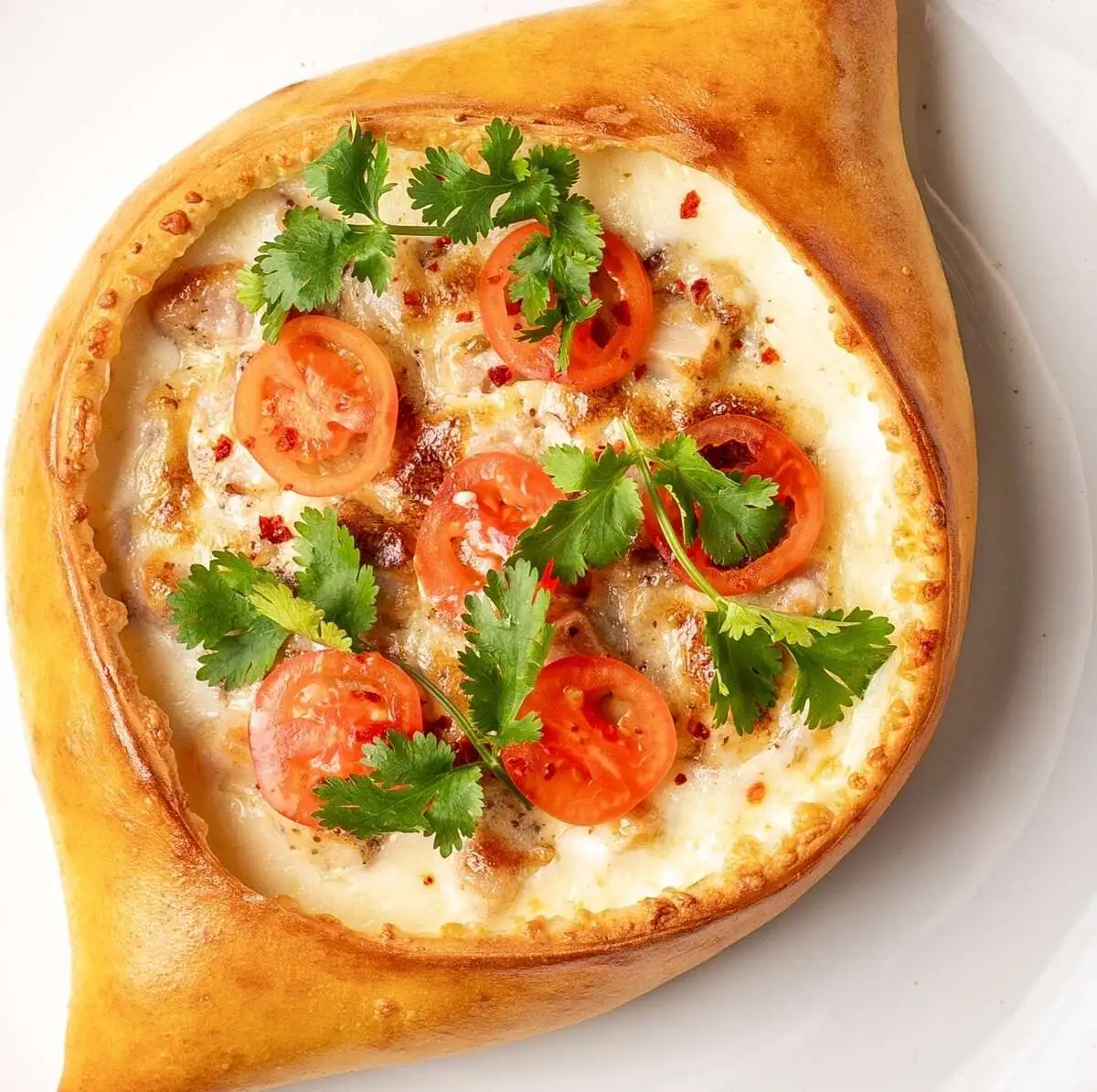 Хачапури с куриным шашлыком и соусом цезарь