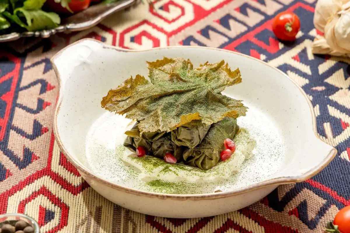 Долма из говядины и курицы