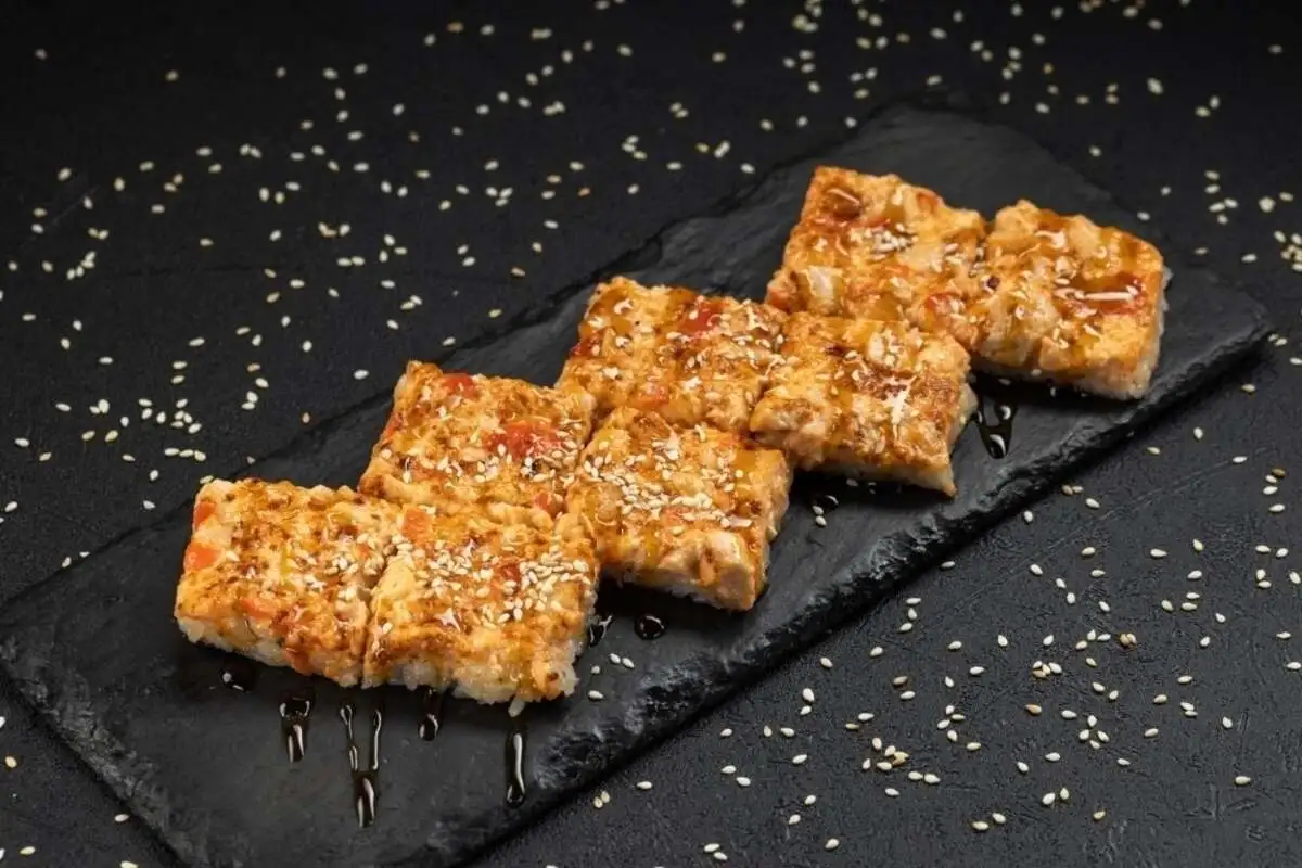 Суши пицца с курицей 