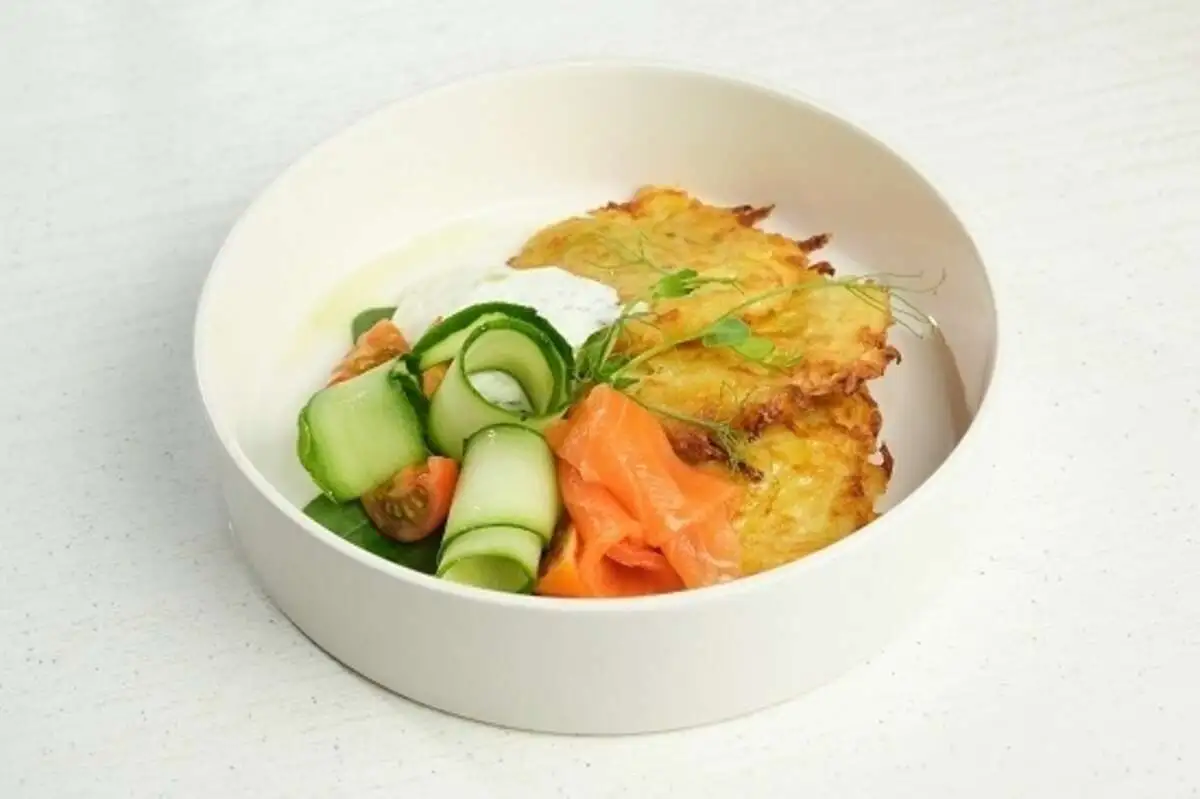 Картофельные драники с лососем и овощами