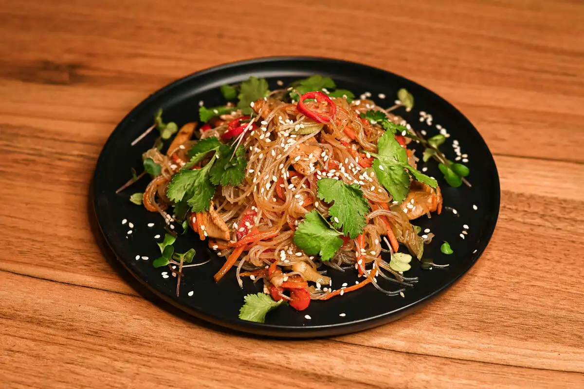 Фунчоза с курицей и овощами 100 гр 