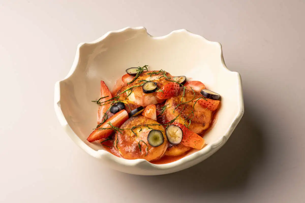 Мини сырники с клубничным соусом