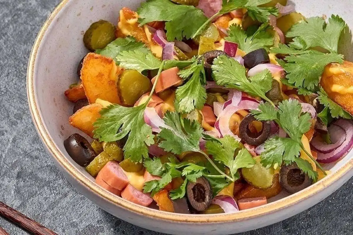 Теплый салат с картофелем и баварскими колбасками, 170 г