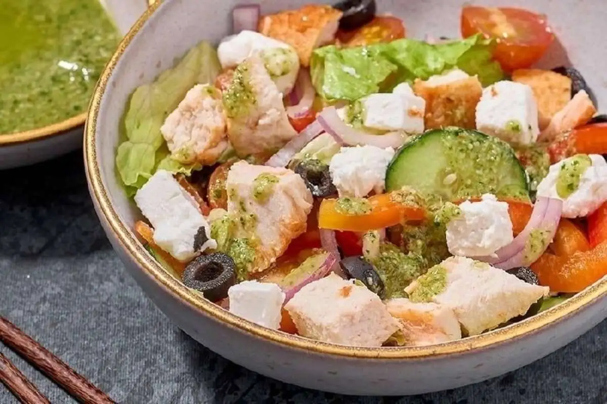 Салат с курицей, овощами и соусом песто 195 гр