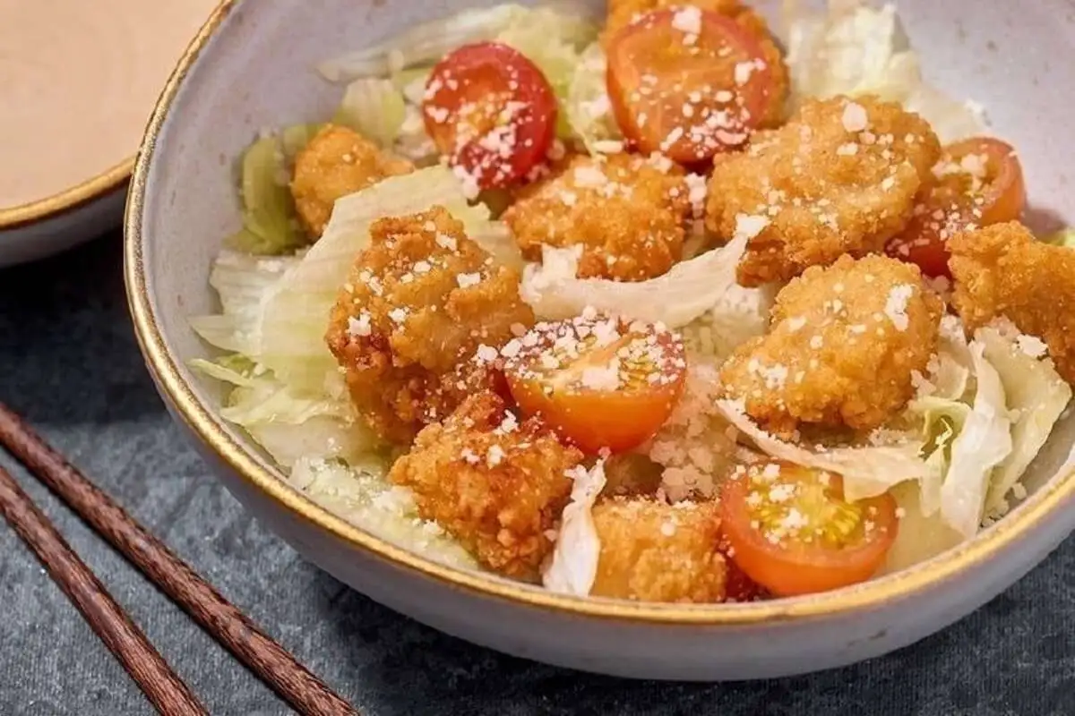 Цезарь с куриным попкорном 195 гр