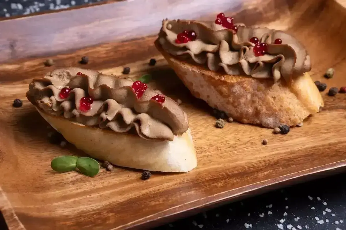 Брускетты с паштетом из куриной печени и вишневой глазурью 2 шт.
