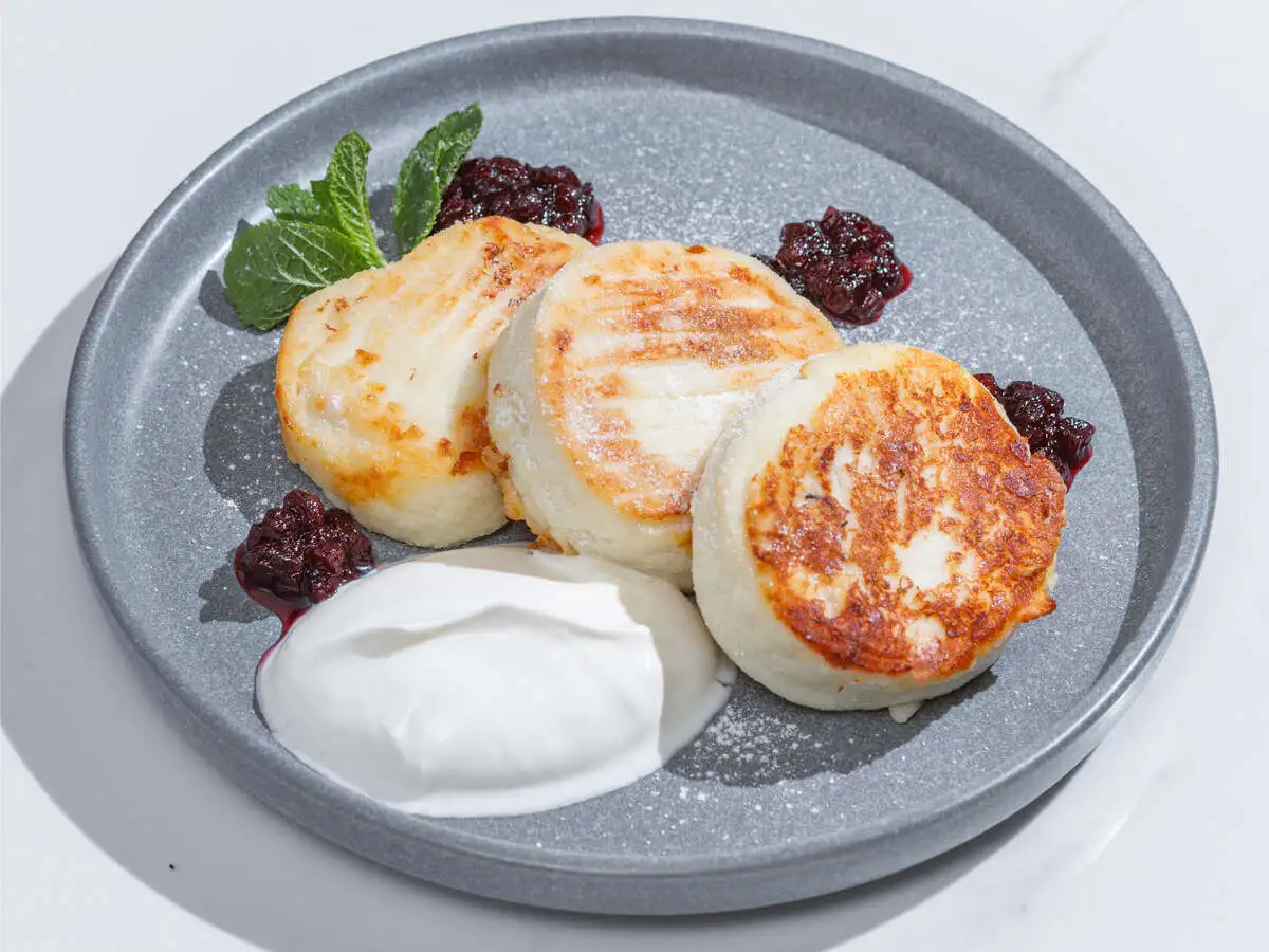 Сырники с брусничным соусом..