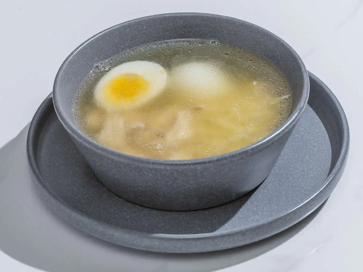 Куриный бульон с лапшой и яйцом.