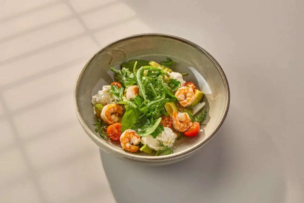  Салат с креветкой,руколой и страчателлой