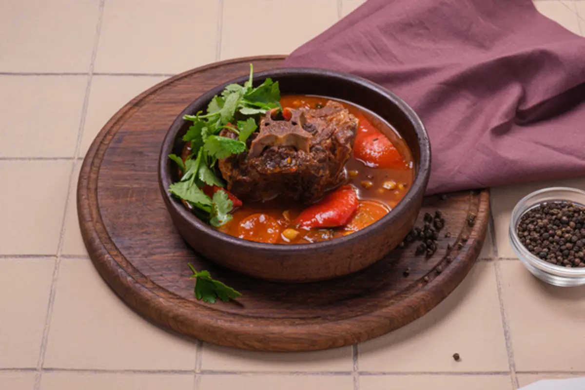 Томленая шея барашка с нутом и овощами