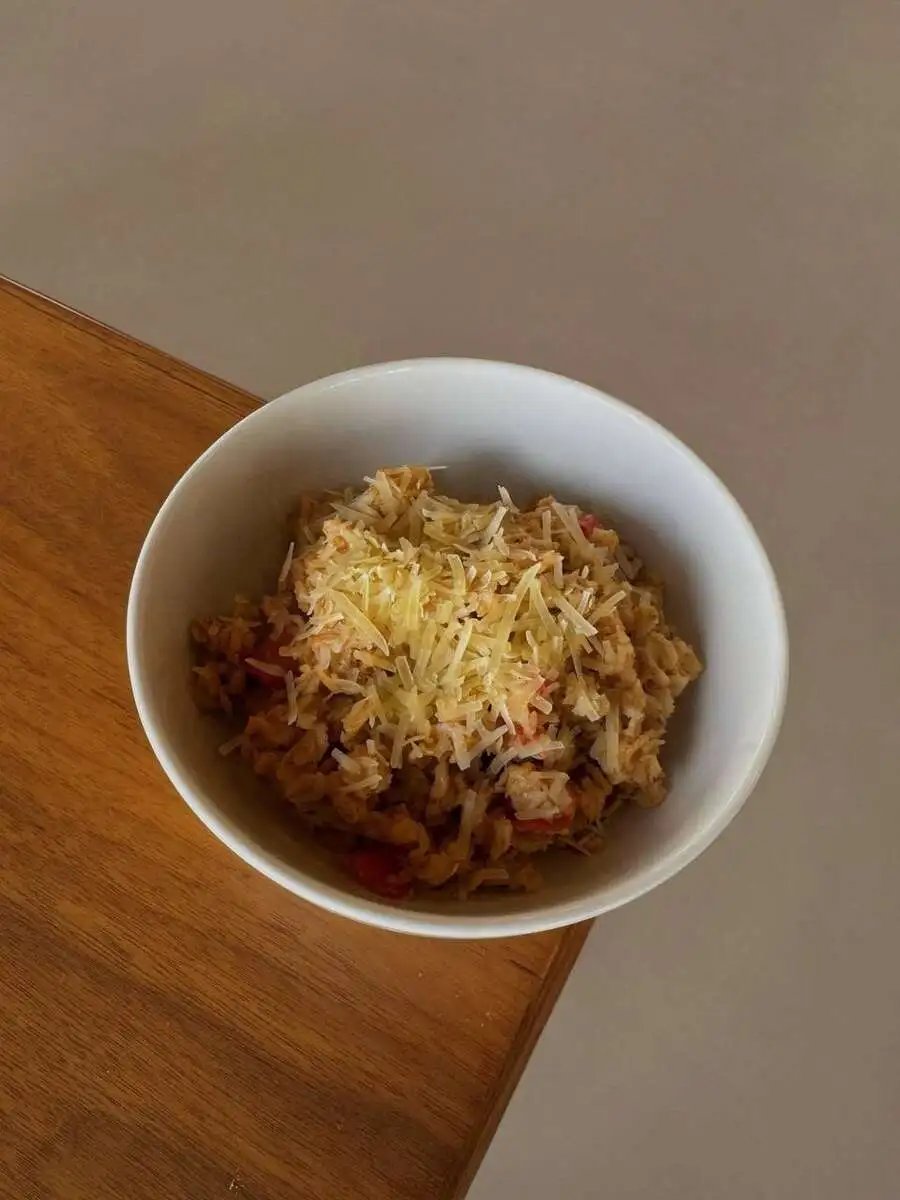 Каша овсяная с томатом и пармезаном/Oatmeal with tomato and parmesan