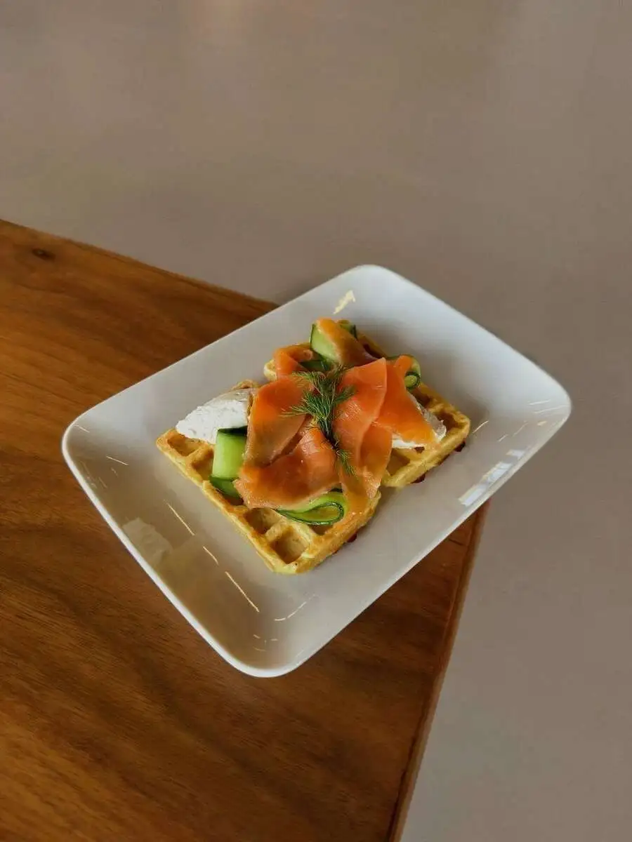 Картофельные вафли с лососем м сливочным сыром/Potato waffles with salmon a