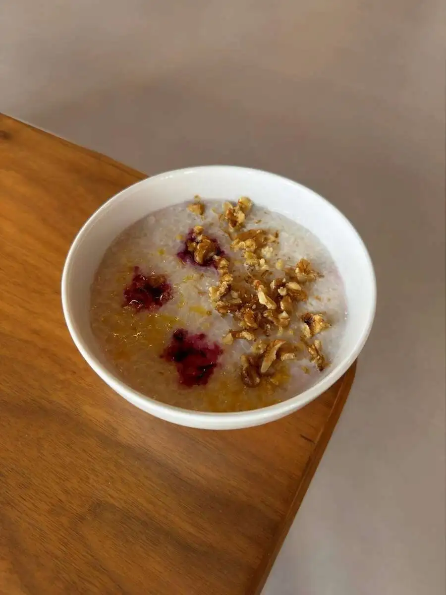 Каша рисовая с ягодным топиногом и орешками/Rice porridge with berry Jerusa