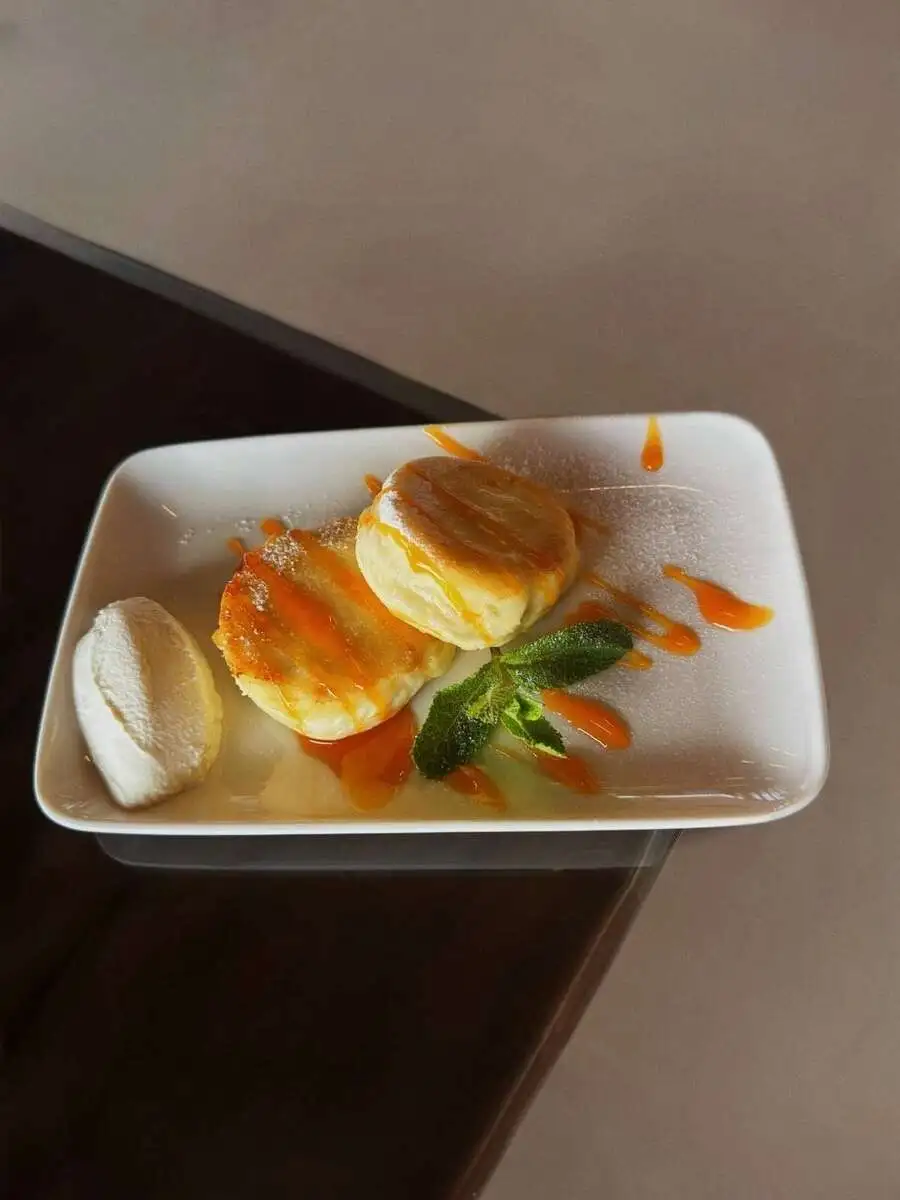 Сырники на рисовой муке со сметаной и ягодным соусом/Cheesecakes on rice fl